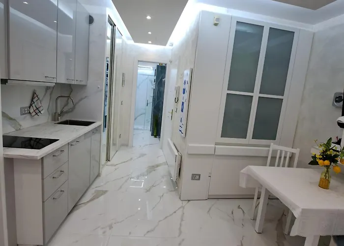 Sharon In Victoria * Ментона