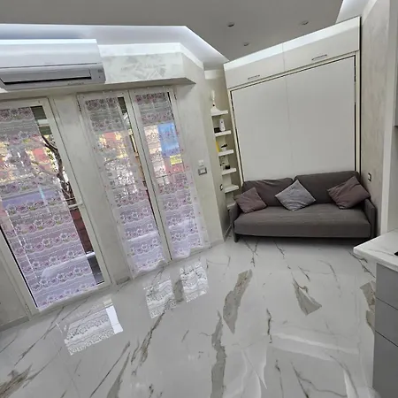 Sharon In Victoria Daire *