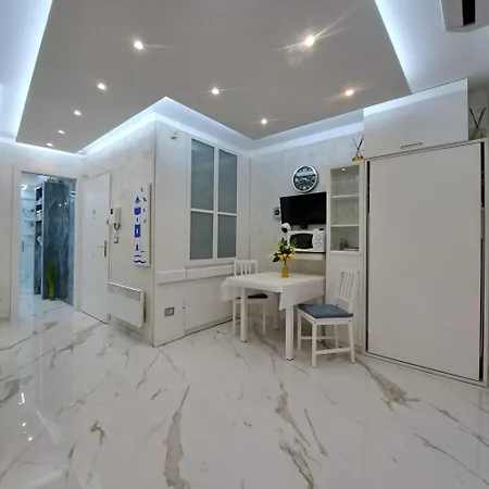 Daire Sharon In Victoria *