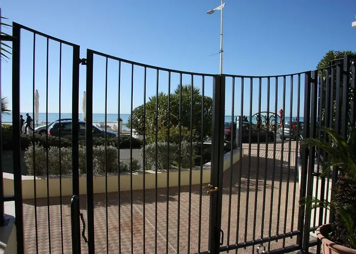 Sharon In Victoria * Menton